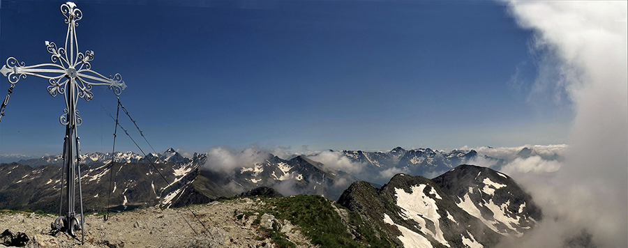 Alla croce di vetta del Corno Stella (2620 m)